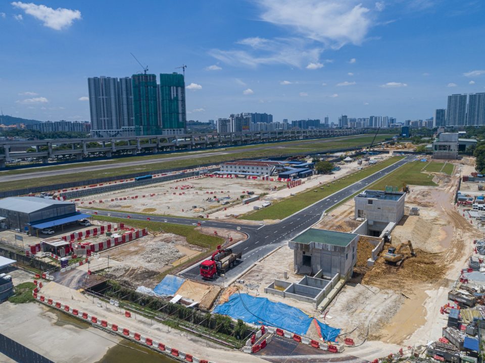 Pandangan udara Stesen MRT Bandar Malaysia Utara menunjukkan kerja-kerja kambus balik di Pintu Masuk A sedang dijalankan.
