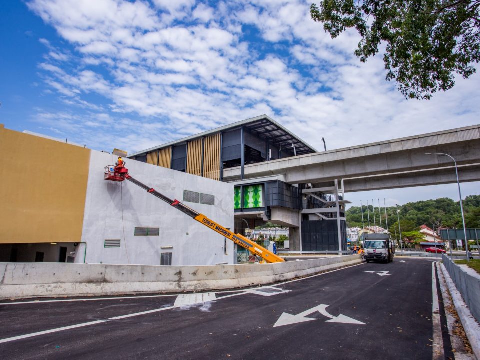 Kerja-kerja cat sedang dijalankan untuk dinding luaran Pintu Masuk 1 Stesen MRT Taman Equine.