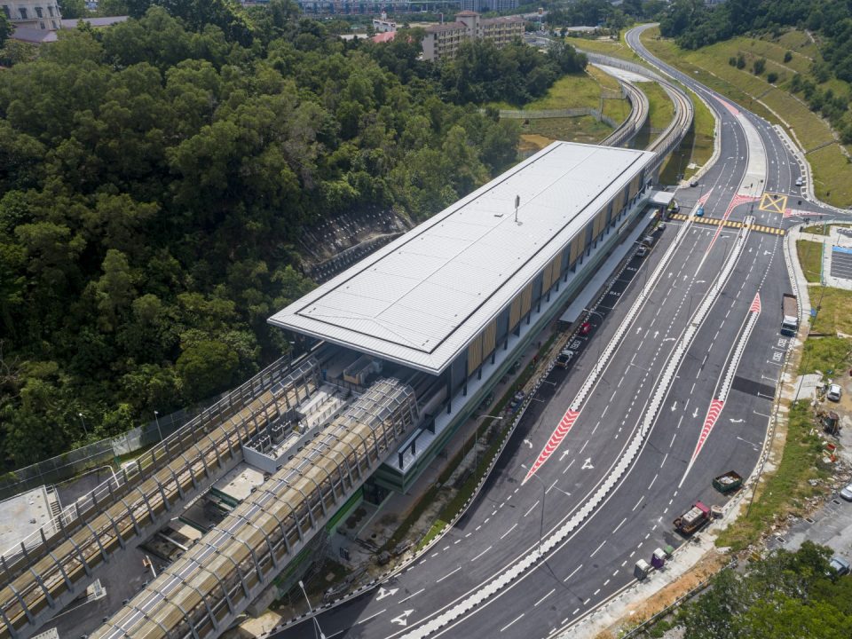 Pandangan udara Stesen MRT Taman Naga Emas menunjukkan kerja-kerja luaran stesen telah siap.