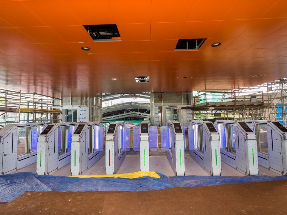 Pengujian dan pentauliahan pintu Kutipan Tambang Automatik sedang dijalankan di Stesen MRT Chan Sow Lin.