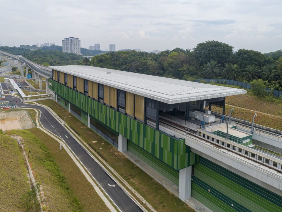 Pandangan udara Stesen MRT Cyberjaya Utara menunjukkan kerja-kerja luaran stesen sedang dijalankan.