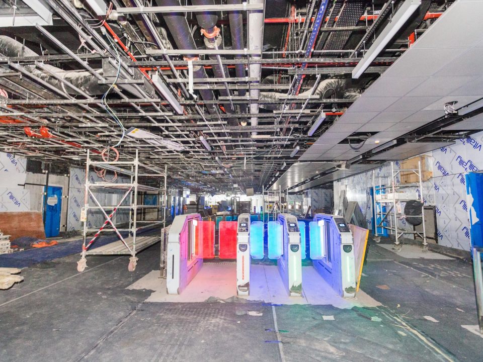 Kerja-kerja pemasangan aksesori pintu Kutipan Tambang Automatik di aras ruang legar Stesen MRT Persiaran KLCC.