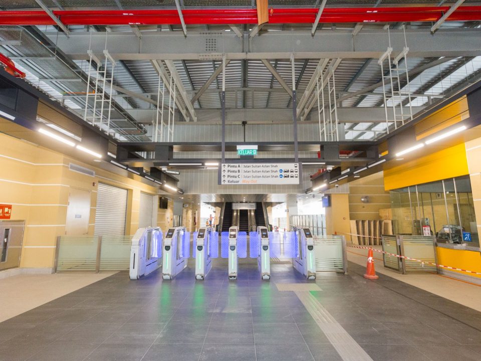 Kerja-kerja pengujian dan pentauliahan sistem pintu Kutipan Tambang Automatik sedang dijalankan di Stesen MRT Jalan Ipoh