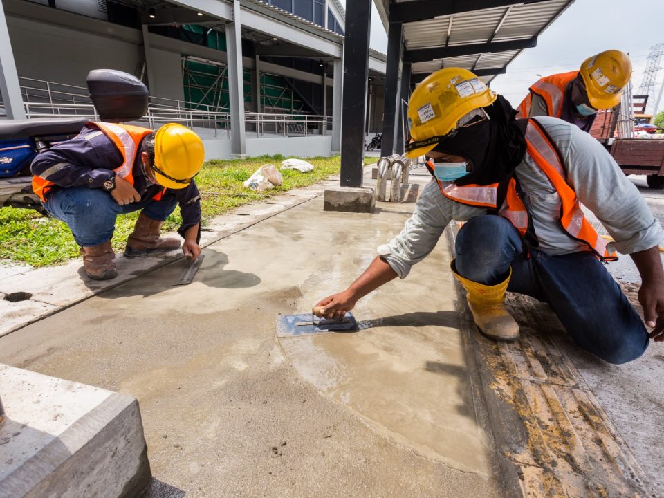Kerja-kerja pembaikan papak laluan sedang dijalankan di Stesen MRT Kentonmen