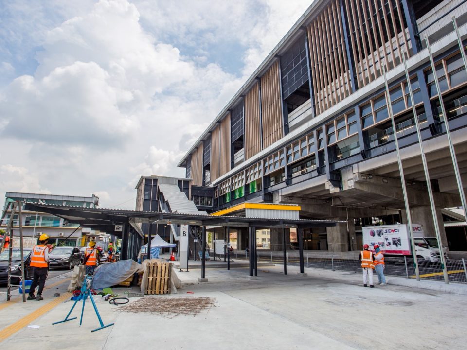 Kerja-kerja pembaikan kecacatan papak sedang dijalankan di Stesen MRT Serdang Jaya.