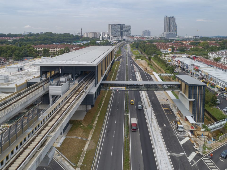 Pandangan udara Stesen MRT Taman Equine menunjukkan kerja-kerja jalan telah siap.