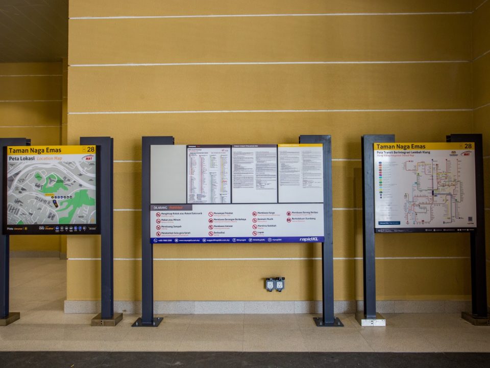 Pemasangan papan tanda arah dan papan peta informasi telah siap di Stesen MRT Taman Naga Emas.