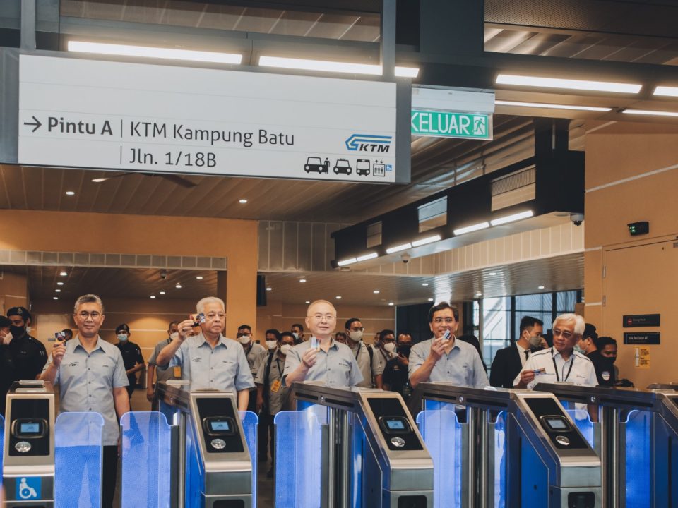 MEMASUKI STESEN: (dua dari kiri) Perdana Menteri YAB Dato' Sri Ismail Sabri Yaakob mengetik masuk di pintu masuk Stesen MRT Kampung Batu, bersama beliau (dari kiri) Menteri Kewangan YB Senator Tengku Datuk Seri Utama Zafrul Tengku Abdul Aziz, Menteri Pengangkutan YB Datuk Sri Ir. Dr Wee Ka Siong, Ketua Pegawai Eksekutif MRT Corp YBhg Datuk Mohd Zarif Hashim dan Pengerusi Prasarana Malaysia Berhad YBhg Tan Sri Jamaludin Ibrahim.