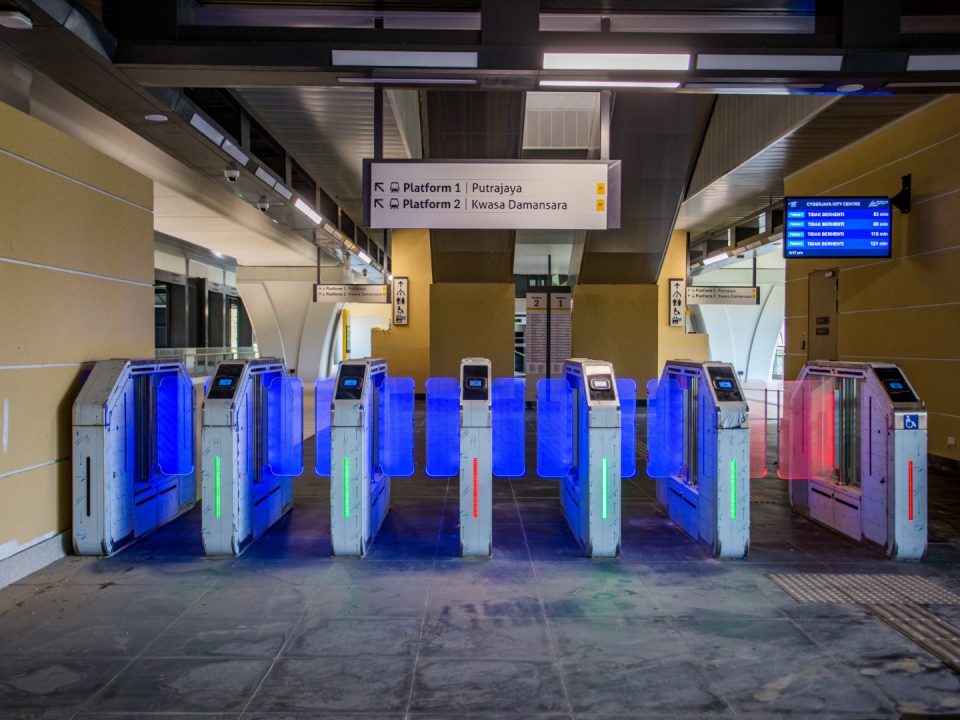 Pengujian dan pentauliahan pintu sistem Kutipan Tambang Automatik sedang dijalankan di Stesen MRT Cyberjaya City Centre.