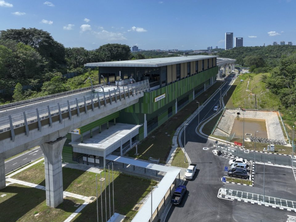 Pandangan udara Stesen MRT Cyberjaya Utara menunjukkan kerja-kerja luaran stesen telah siap.