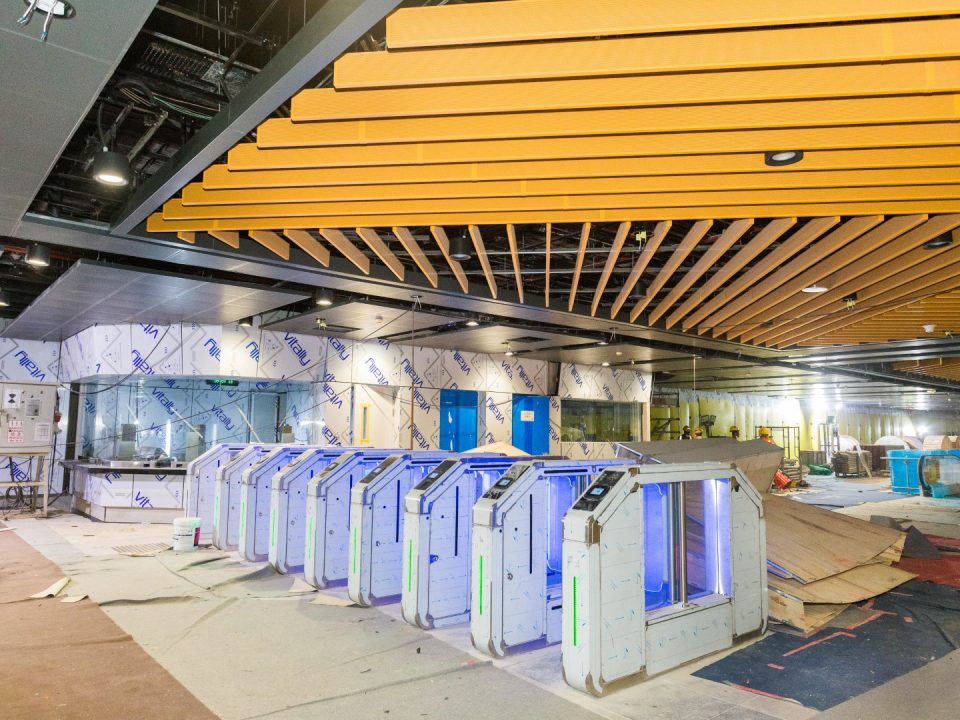 Pemasangan pintu Kutipan Tambang Automatik di aras ruang legar Stesen MRT Conlay.