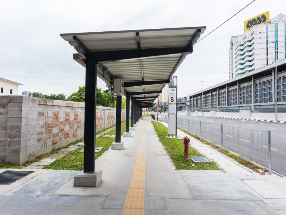 Kawasan laluan pejalan kaki berbumbung yang telah siap di Stesen MRT Jalan Ipoh