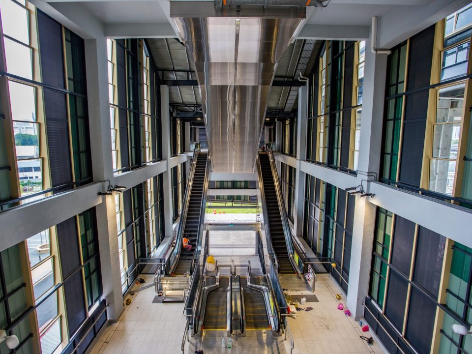 Panel berlubang aluminium tambahan yang telah siap di Stesen MRT Kuchai.