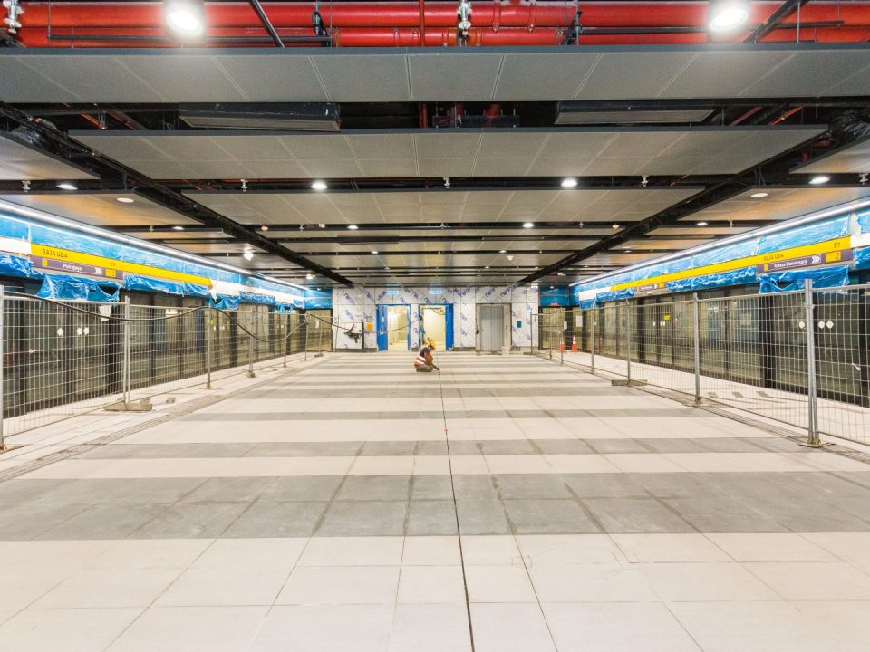 Pembersihan secara mendalam di aras platform Stesen MRT Raja Uda.