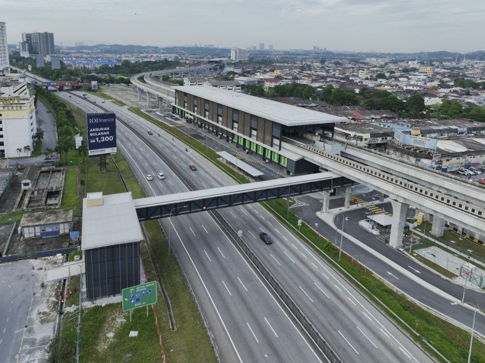 Kerja-kerja jejantas pejalan kaki menyeberangi Lebuhraya KL-Seremban menuju ke Pintu Masuk B Stesen MRT Serdang Raya Selatan telah siap