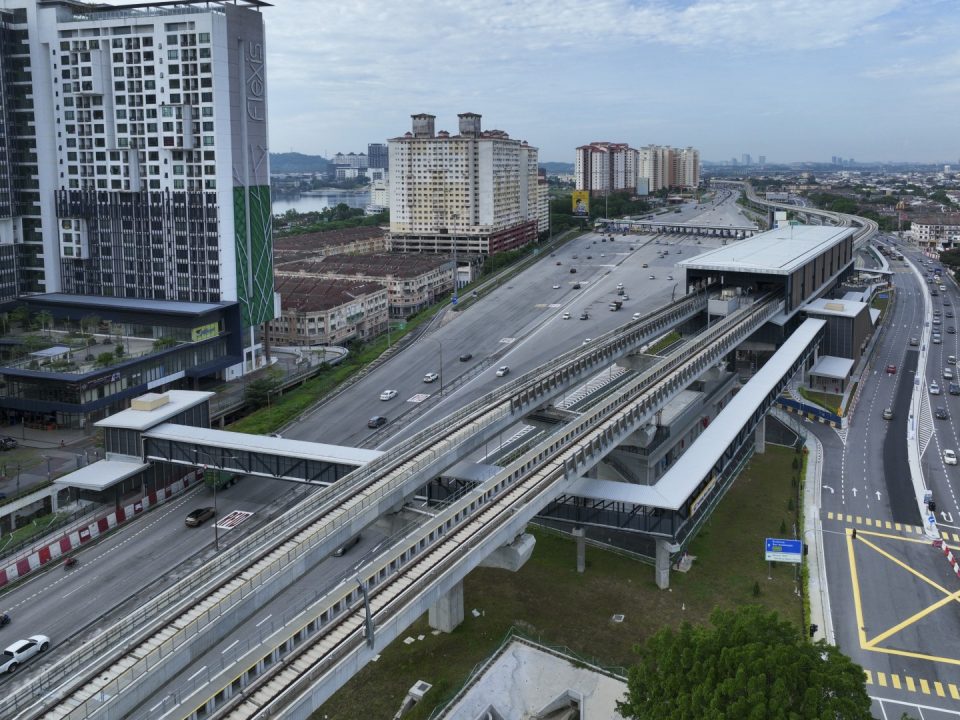 Kerja-kerja jejantas pejalan kaki menyeberangi Lebuhraya KL-Seremban menuju ke Pintu Masuk B Stesen MRT Serdang Raya Utara telah siap.