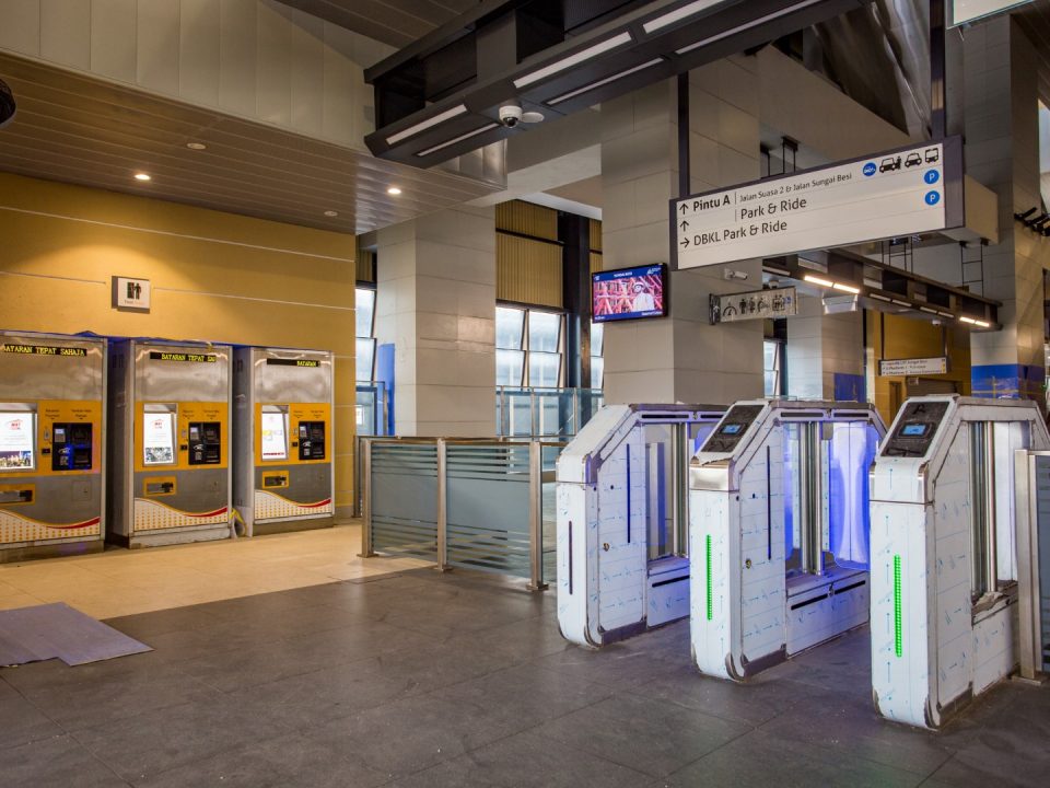 Pengujian dan pentauliahan sistem pintu Kutipan Tambang Automatik sedang dijalankan di Stesen MRT Sungai Besi.
