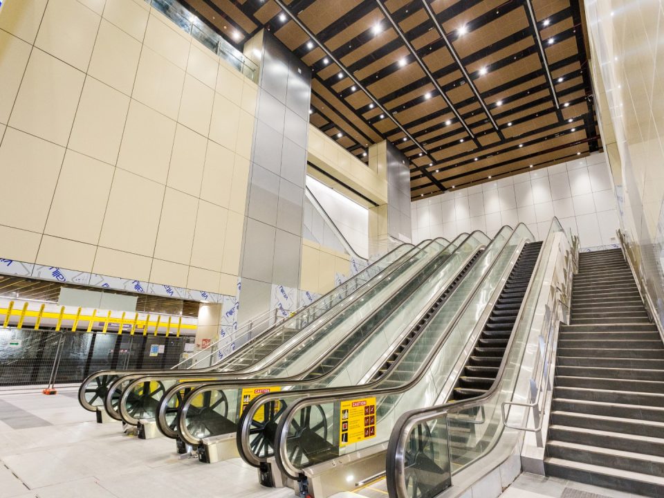 Pandangan eskalator telah siap dan kemasan seni bina dari aras platform hingga aras bumbung Stesen MRT Hospital Kuala Lumpur.
