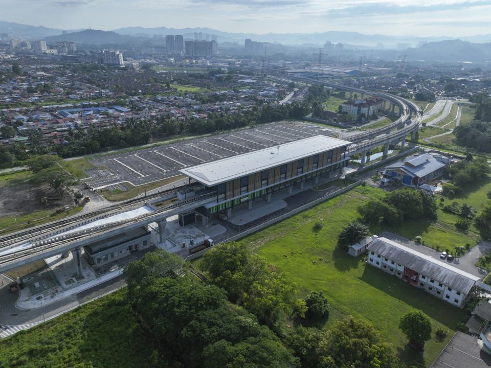 Tempat letak kereta atas tanah peredaran jalan dalaman Stesen MRT UPM dan telah siap