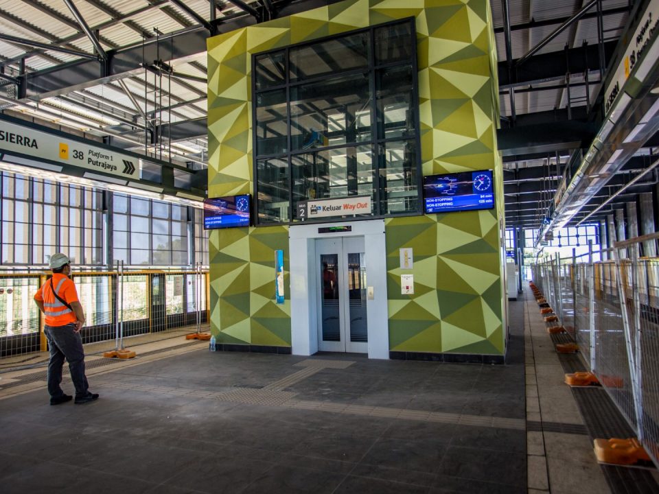 Lif dan cat mural dinding telah siap di aras platform Stesen MRT 16 Sierra