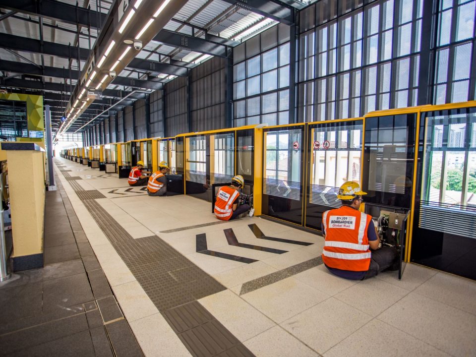 Kerja-kerja pembaikan dan pengujian untuk sistem Pintu Platform Automatik sedang dijalankan di Stesen MRT Serdang Jaya.