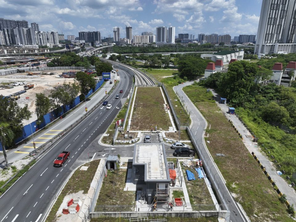 Pandangan udara Portal Selatan menunjukkan kerja-kerja pembaikan bangunan portal sedang dijalankan.