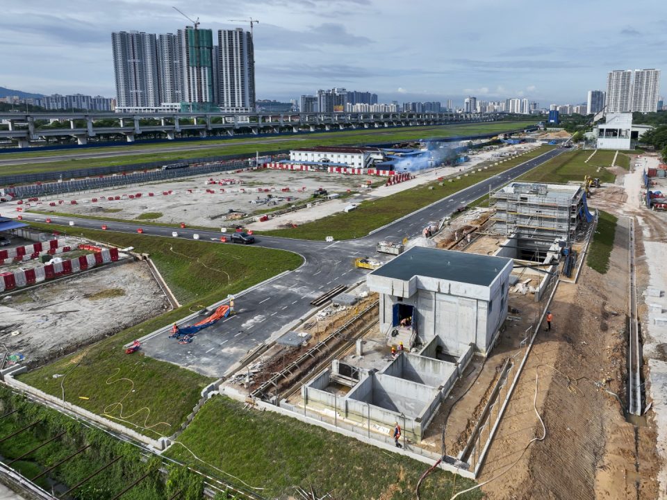 Kerja-kerja luaran untuk Pintu Masuk dan bangunan Pengudaraan A sedang dijalankan di Stesen MRT Bandar Malaysia Utara.