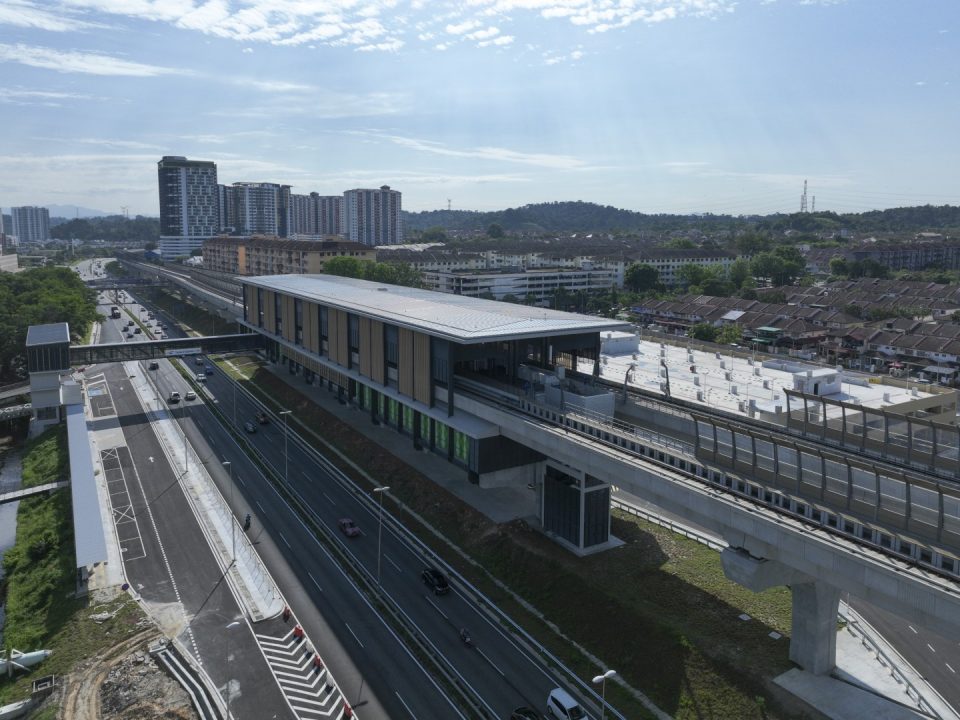 Pandangan udara Stesen MRT Taman Equine menunjukkan kerja-kerja penandaan jalan telah siap