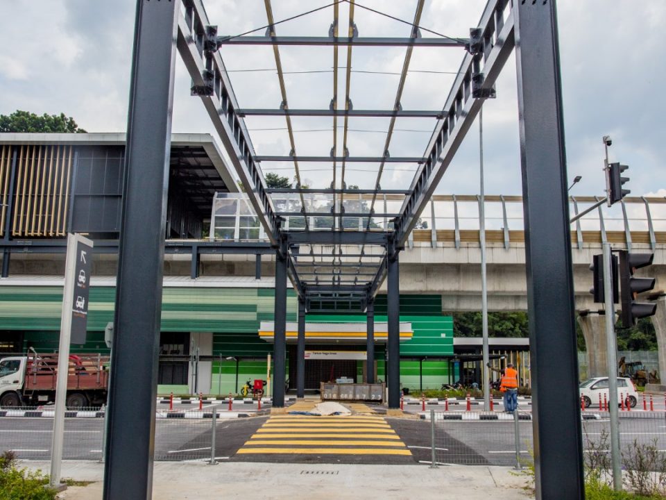 Pembinaan persilangan aras tinggi pejalan kaki tambahan sedang dijalankan di Stesen MRT Taman Naga Emas.