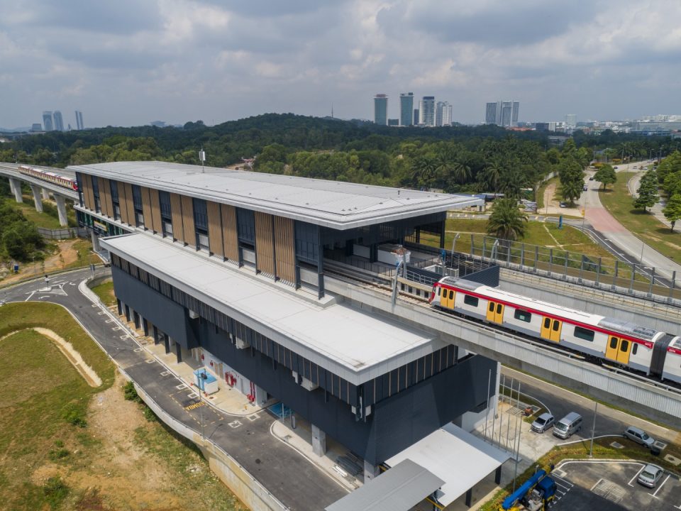 Pandangan udara Stesen MRT Cyberjaya City Centre menunjukkan pemeriksaan pihak berkuasa sedang dijalankan.