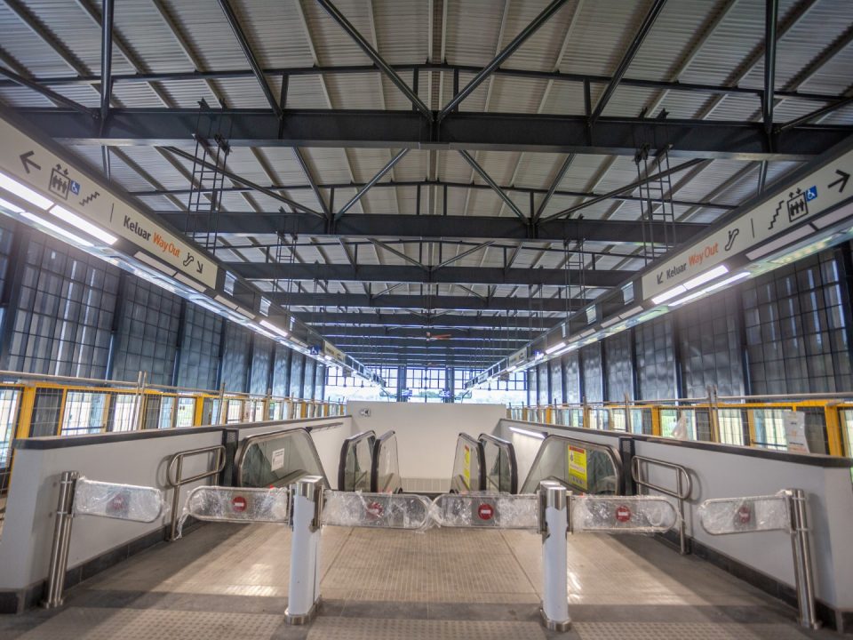 Penghadang eskalator telah siap di aras platform Stesen MRT Cyberjaya Utara.