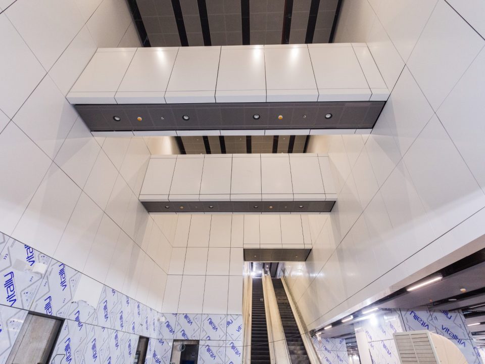 Kerja-kerja pemasangan salutan untuk Pintu Masuk B, kawasan tidak berbayar di aras ruang legar Stesen MRT Persiaran KLCC.