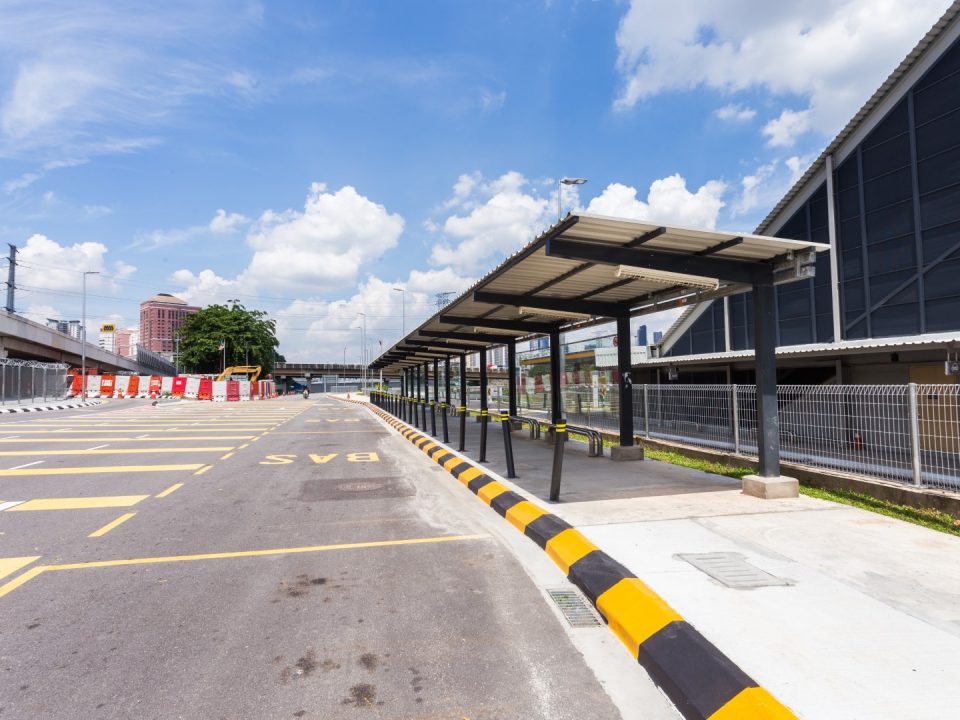Kerja-kerja pemasangan laluan di Stesen MRT Kentonmen
