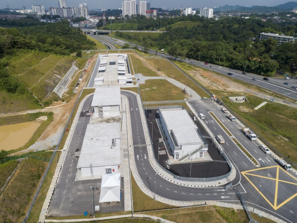 Pandangan udara Stesen MRT Taman Universiti menunjukkan kerja-kerja pembaikan untuk item kecacatan dan kerja-kerja perumputan sedang dijalankan di kawasan stesen.