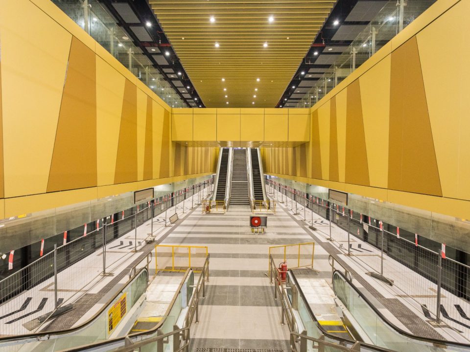 Kemasan yang telah siap di aras ruang legar dan platform Stesen MRT Raja Uda.