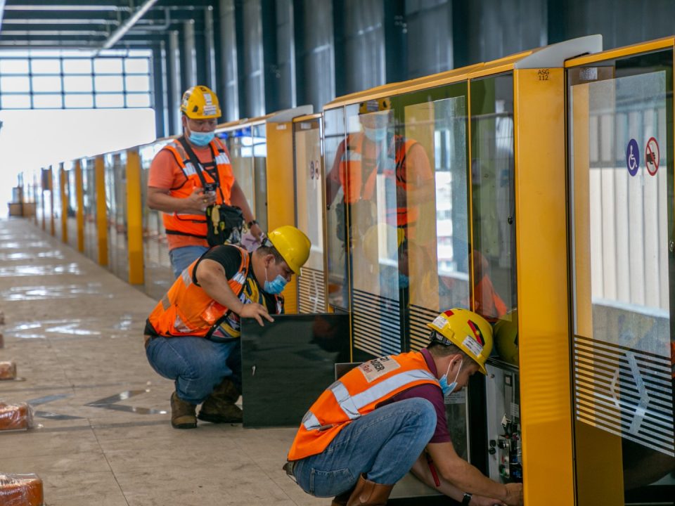 Kerja-kerja pembaikan dan pengujian untuk sistem Pintu Platform Automatik sedang dijalankan di Stesen MRT Serdang Raya Selatan.