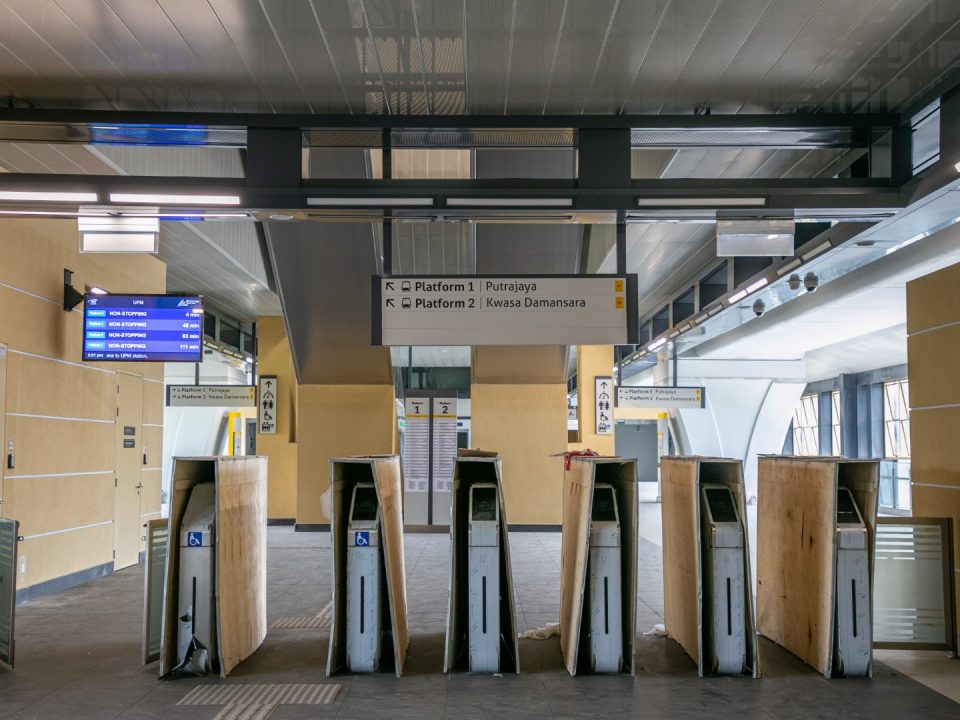 Pengujian dan pentauliahan sistem pintu Kutipan Tambang Automatik sedang dijalankan di Stesen MRT UPM