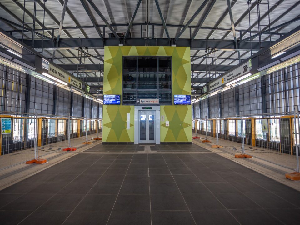 Lif dan cat mural dinding telah siap di aras platform Stesen MRT Putra Permai.