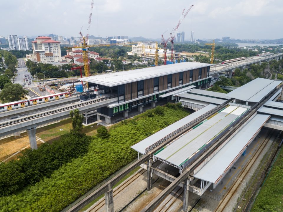 Pandangan udara Stesen MRT Putrajaya Sentral menunjukkan pemeriksaan pihak berkuasa sedang dijalankan.
