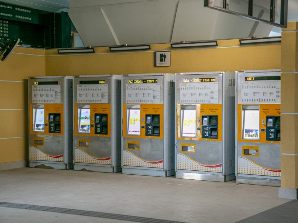 Kerja-kerja pemsangan mesin tiket layan diri telah siap di Stesen MRT Serdang Jaya.