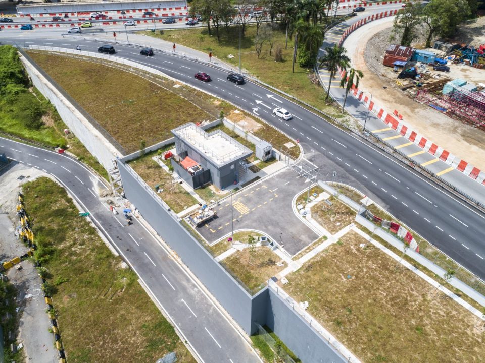Kerja-kerja pembaikan luaran dan kemasan seni bina sedang dijalankan di Portal Selatan.