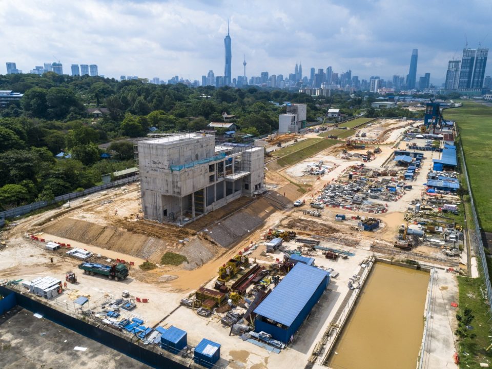 Kerja-kerja perumputan dan melepa luaran untuk pintu masuk stesen sedang dijalankan di Stesen MRT Bandar Malaysia Selatan.