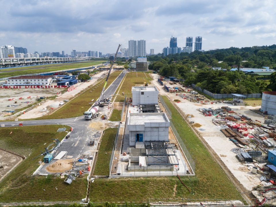 Pembinaan papak apron di parameter bangunan pintu masuk Stesen MRT Bandar Malaysia Utara.