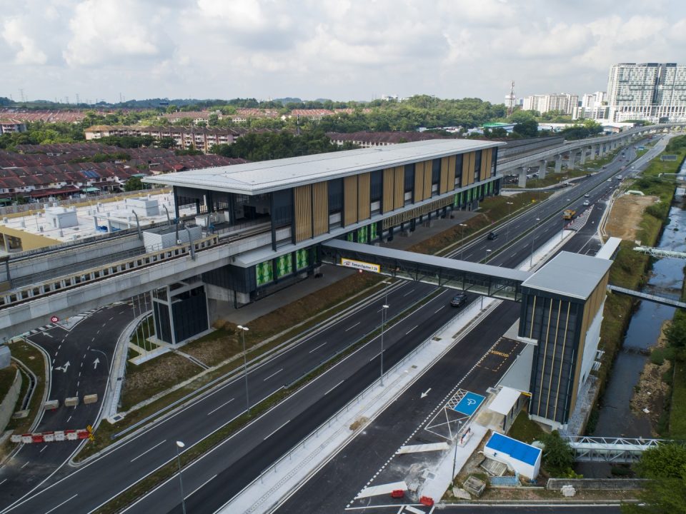 Pandangan udara Stesen MRT Taman Equine menunjukkan kerja-kerja jalan telah siap.