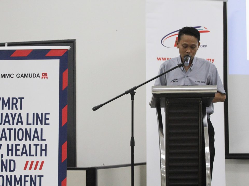 OPENING REMARK: MRT Corp Head of Standard and Compliance Encik Azhar Sofah delivered the opening remark during the OSHE Conference 2022 at the KVMRT Training Centre.