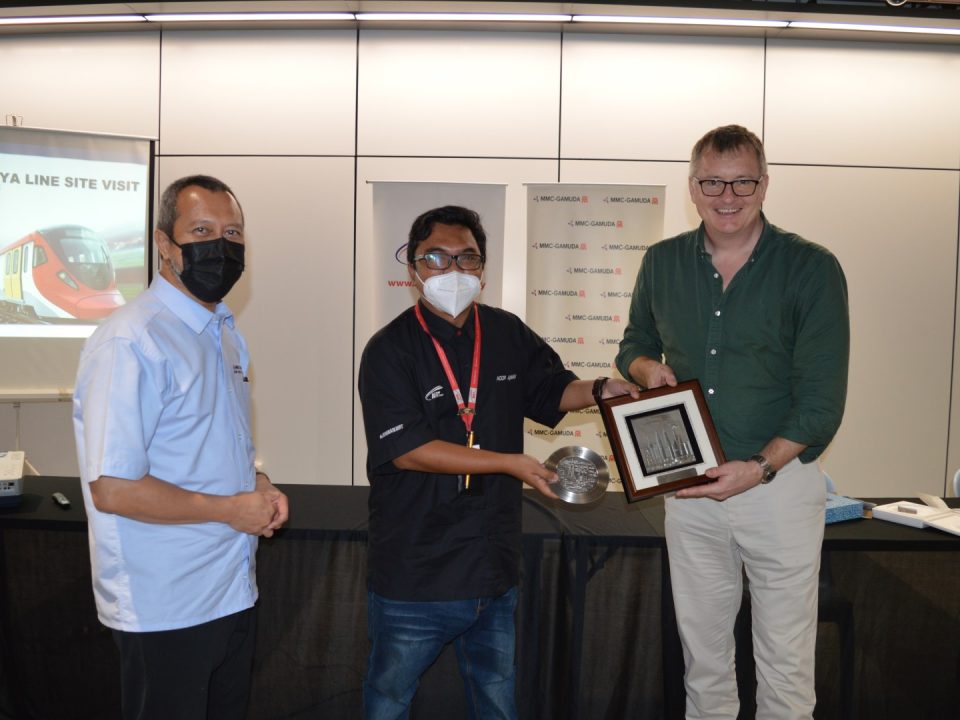 APPRECIATION MEMENTO: MRT Corp Putrajaya Line Manager Ts. Noor Aiman Samsudin (middle) presenting a memento to Institution of Civil Engineer United Kingdom President Mr. Ed McCann (right) as a token of appreciation for the visit, with MMC-Gamuda KVMRT (PDP SSP) Sdn Bhd PY Line Project Director, Encik Adil Putra Ahmad (left)