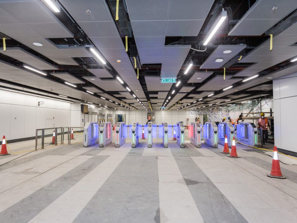 Kerja-kerja pemasangan aksesori pintu tambang di aras ruang legar Stesen MRT Persiaran KLCC.