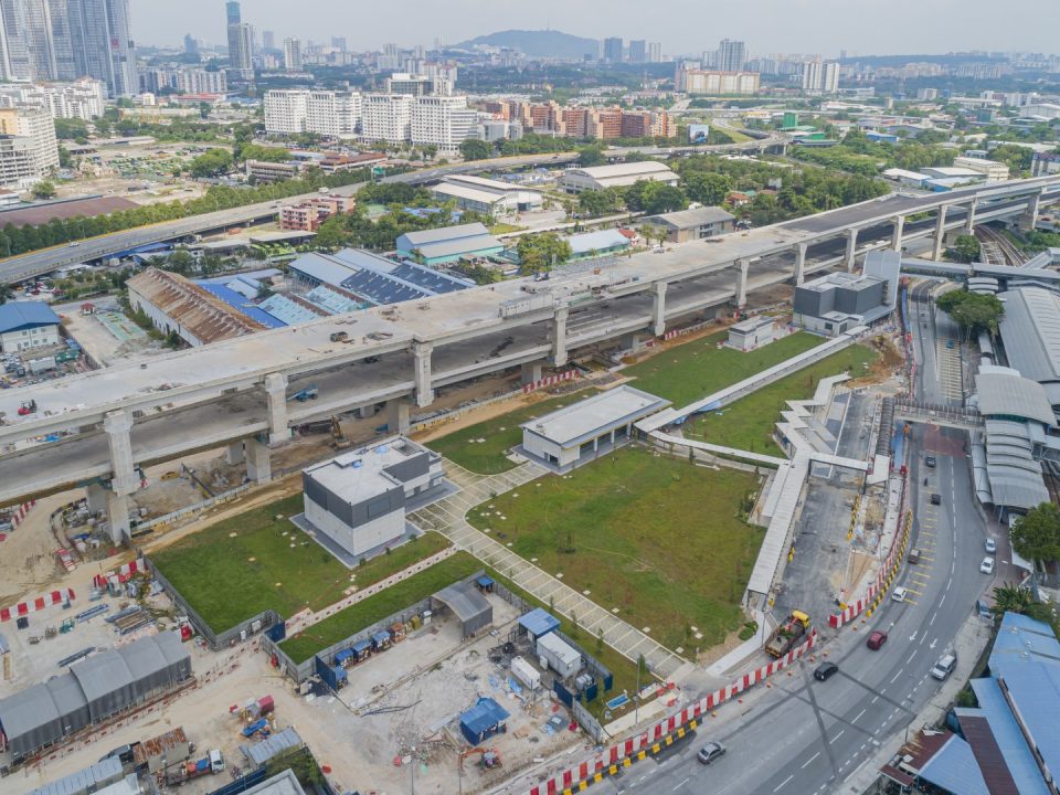 Kerja-kerja luaran dan landskap sedang dijalankan di Stesen MRT Chan Sow Lin.