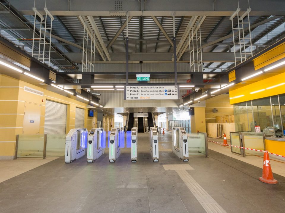 Pengujian dan pentauliahan di sistem pintu Kutipan Tambang Automatik sedang dijalankan di Stesen MRT Jalan Ipoh.
