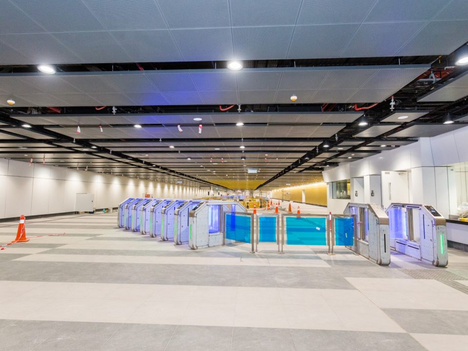 Pintu tambang automatik telah sedia dan teratur di Stesen MRT Raja Uda.